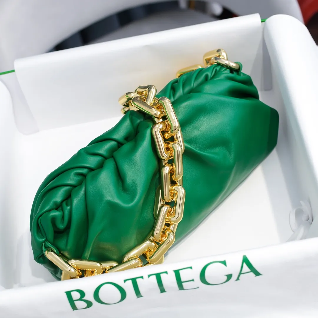 2020 new products will continue to upgrade the cloud bag to the вoттega veneтa chain cloud bag. It is still developed with imported original leather as standard. This hardware chain needs to be light on the upper body and can only be made of all-steel material. It is made of hollowed metal. You don’t have to worry about its weight. Major celebrity fashion bloggers have used it to attend fashion shows. Who can resist the charm of this large gold chain [smile] Style number: 6708# Size: 30*16*12